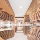 뉴욕의 신발가게 인테리어 Floating timber slabs create layered walls within New York shoe store by Jordana Maisie 이미지