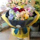 전시회꽃다발 - 화려한 색상의 수상식, 전시회축하선물로 꽃배달된 아름다운 꽃다발 이미지