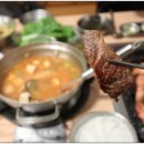 친구와 돌담길 이미지