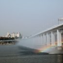 흐르는 강물을 바라 이미지