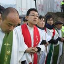 [Nov. 12]Catholic priests unite despite navy and police insult. Bishop Kang U-Il says, “Peace is the result of justice and love.” 이미지