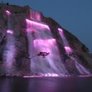 인공폭포 앞 이미지