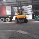 2대 협업작업-AMAZING FORKLIFT SKILLS, MERBAU DECKING Loading Into Container Only 이미지