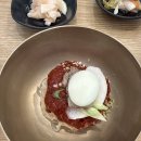 오후반차쓰고 비빔냉면 먹으러왔어요 이미지
