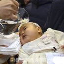 [가톨릭 영상 교리] (18) 세례성사 ② 유아 세례- 무한한 은총 안에서 하느님 자녀로 다시 태어나는 아기 이미지