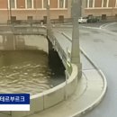 러시아에서 버스가 강으로 추락, 7명 사망.gif 이미지