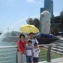 싱가포르 머라이언공원에서 가족사진 이미지