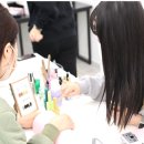 네일아트 손길 이미지