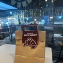 줌 갤러리카페 정이든케이크 | 갤러리 한 스푼 얹은 선릉역 대형카페_엉클 브루