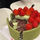 투썸플레이스부천원종점 | 투썸 신상케이크 두바이스초생 &amp; 말초생 두개 다 먹어본 후기🍓💚