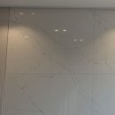 아트스톤 | [아트월] 엔지니어드스톤 아트월 시공 후기｜거실 인테리어에 좋은 이유_칼라카타 피콜로 제품