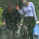 폐지 노인에 몸 기울여 우산 씌워준 여성…어깨 흠뻑 젖은 채 1㎞ 걸었다 이미지