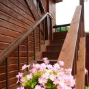 강가에 하얀집 펜션 이미지