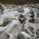 내린천 포트홀: 자연의 신비, 강원평화지역 국가지질공원의 숨겨진 보석 이미지