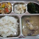 6월19일금요일점심- 보리밥, 닭곰탕, 참치파프리카볶음, 양배추나물, 잘게썬 깍두기 이미지