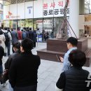 T월드 앞 이미지