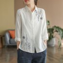 봄의 화사함과 여름의청량함을 담은 자수 셔츠 이미지
