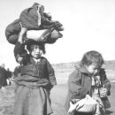 1950년대 초반에 찍힌 두 어린 피난민들의 사진. 이미지