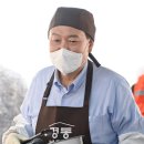 앞치마에 위생모 쓴 尹…&#39;김치찌개&#39; 끓여 무료 배식 봉사 이미지