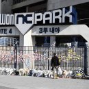 2025년 4월 7일 창원NC파크 사고현장-조화들과 추모글 이미지