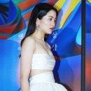 레젼드명품수선 | “수천만원 명품이 짝퉁?” 가슴선 디테일 달라 불붙은 ‘가짜 논란’… 화이트 드레스 입은 탑여배우