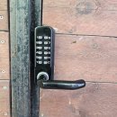 청학밧데리 | 주택 대문 비 맞아도 고장 우려 없는 기계식 방수 도어락 번호키 설치