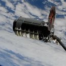 Cygnus 화물선은 태양 전지판 문제 후 우주 정거장에 도착 이미지