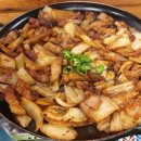 괴정동 정통집 김치랑 고기 같이 볶아주는 돼지구이 한 접시, 늦저녁에 딱!