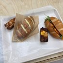 커피베이 앞 | 오창베이커이 카페 "소금과 밀" 당일구운 빵 먹은 후기