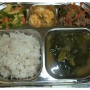 메뉴: 검정콩밥,시금치된장국,불고기,치커리사과무침,김치 이미지