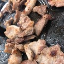 꺼먹돼지 이미지