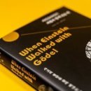 짐 홀트의 『아인슈타인이 괴델과 함께 걸을 때』, 참으로 낯선 세계에 대한 어설픈 탐험 이미지
