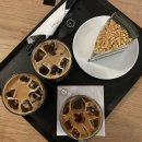 332카페 | 합정 케이크 맛집 콘피 합정점｜쑥콩크럼블이 인상적이었던 합정역 디저트 카페 내돈내산 후기