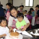 가족과 함께 케이크 만들기 이미지