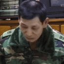 상사 진급한 30대 초반 동생 격려하는 52세 원사 큰형..GIF 이미지