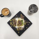 함께 커피 | 강남역대형카페 셀렉티드닉스 피스타치오티라미수와 함께 하는 커피타임 후기