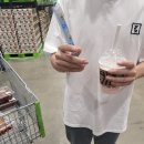 땀 흘리는 외국인은 길을 알려주자 너무 더우면 까만 긴 옷 입자