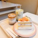 웰하우스 | 송리단길 디저트 카페 웰하우스 방문 후기(주차, 메뉴판, 복숭아케이크)