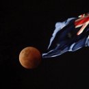 Total lunar eclipse bathes moon in red glow 이미지