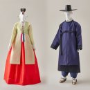 인사동에서 전시 중인 전통 한복과 한복근무복 이미지