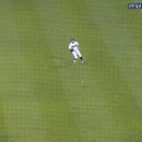 [KBO] 오늘자 KT 로하스 역대급 수비방해...gif 이미지