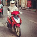 베트남 여성들이 꽁꽁 싸매고 오토바이를 타는 이유 이미지