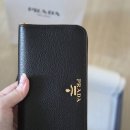 CU 문발중앙점 | [프라다] 엄마 선물로 프라다 비텔로 지퍼 장지갑 구매 후기