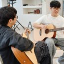 통통 튀는 통기타 연주 이미지