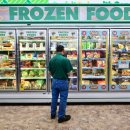 미국 식품 인플레이션 속에서 더 많은 쇼핑객들이 식료품을 구매하기 위해 달러 매장으로 눈을 돌립니다. 이미지
