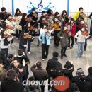 퇴근길 홀린 바이올린 소리… 시민들 '박자' 맞춰 '박수'-서울 역삼역 이미지