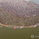 4억5천만명이 속죄하러 강물에 &#39;풍덩&#39;…印 축제 &#39;쿰브멜라&#39; 폐막 이미지