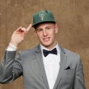 Bucks rookie Donte DiVincenzo, down to his last $3.71, awaits first NBA paycheck by Ben Rohrbach,Yahoo Sports 이미지