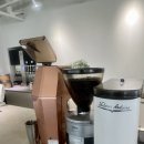 포토시그니처고현점 | 거제 홀드커피(HOLD COFFEE) 방문 후기｜로스터리 감성, 고소한 과테말라 커피와 소금빵까지