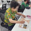 연제구치매안심센터 | 고마운데이케어센터 (연제구주간보호센터)- 창의미술: 목걸이 꾸미기 (인지지원프로그램)